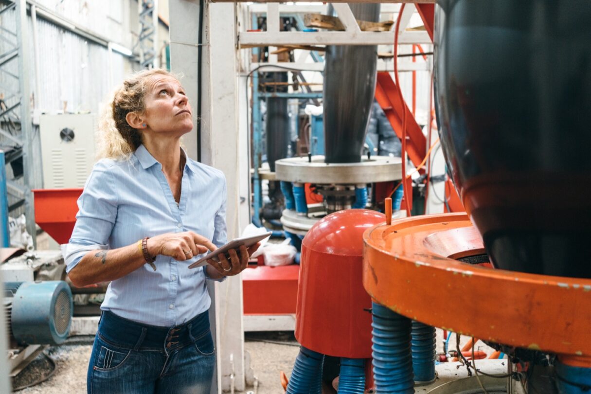 Responsable de producción revisando su fábrica