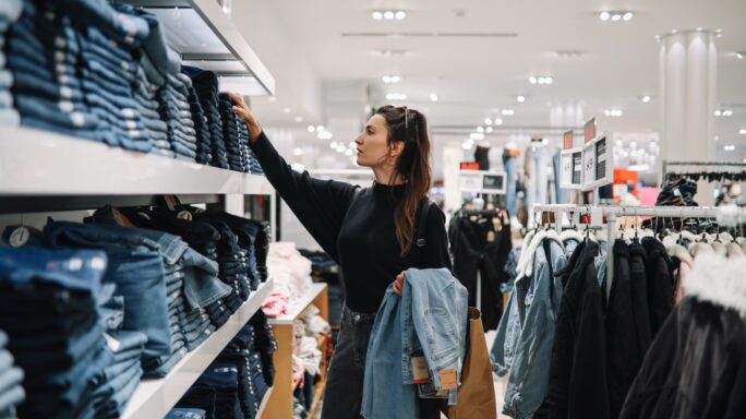 Chica comprando en una tienda