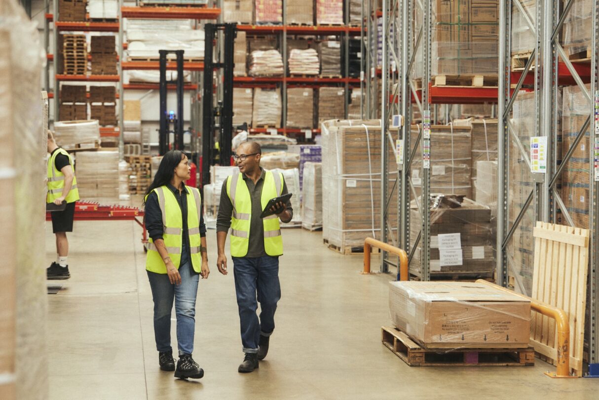 Dos trabajadores en una fábrica