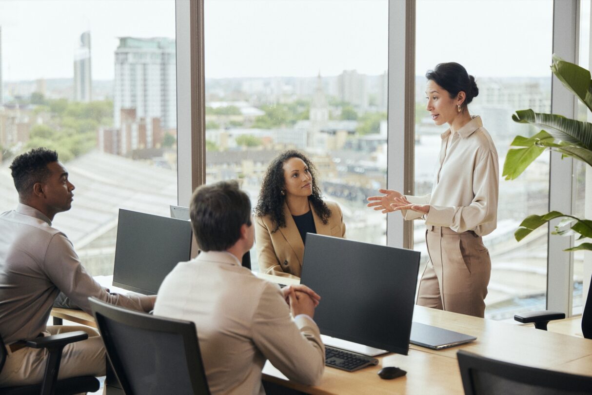 Chica reunida con su equipo