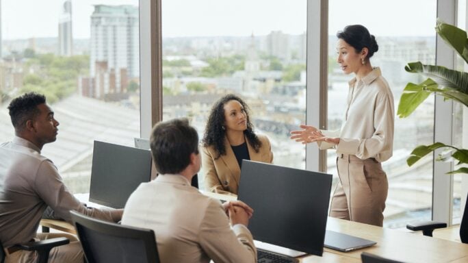 Chica reunida con su equipo