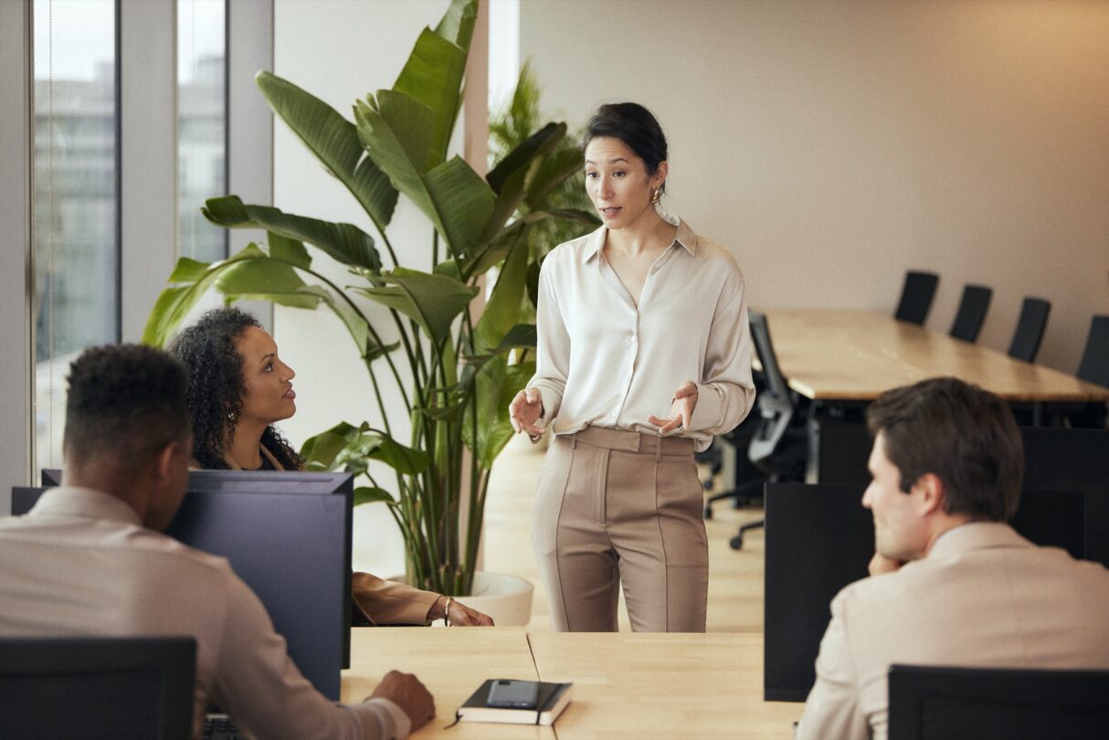 Compañeros reunidos en la oficina