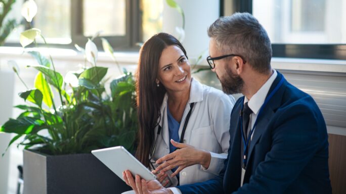 Réglementations numériques : bien lancer sa rentrée, c’est s’y conformer.