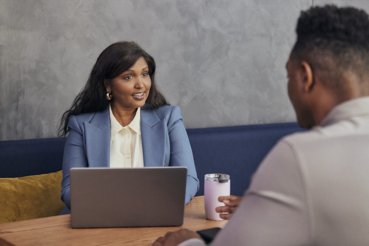 Un homme et une femme discutent dans un bureau