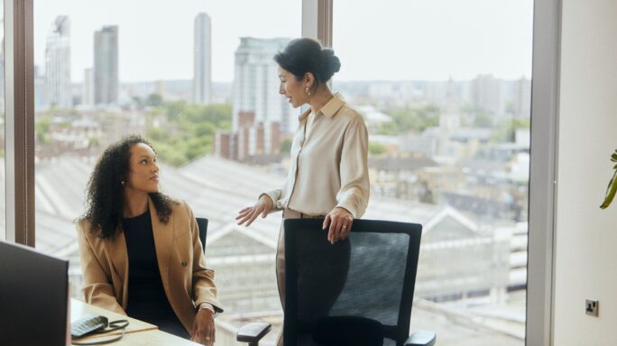 2 femmes sont dans un bureau. Elles discutent