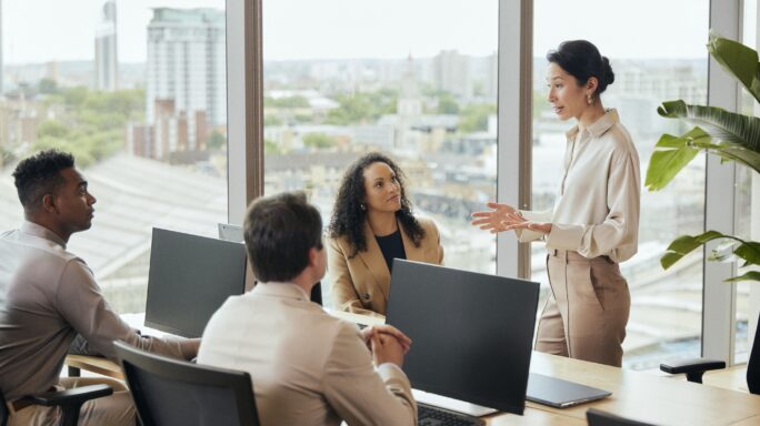 Groupe de salariés dans un open space