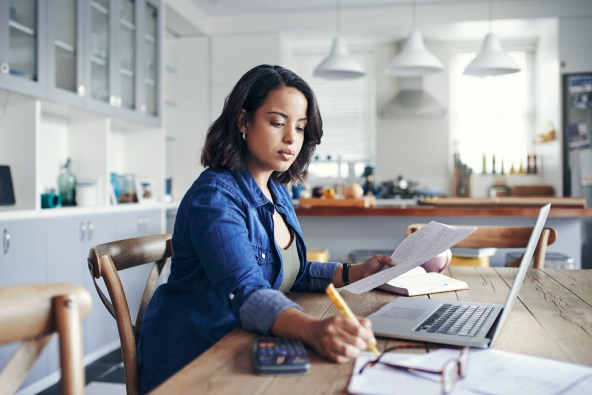 Uma jovem mulher a rever a contabilidade do seu negócio