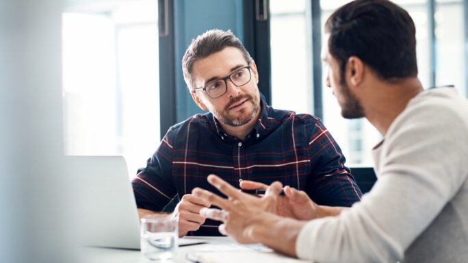 Colegas a trabalhar no seu escritório