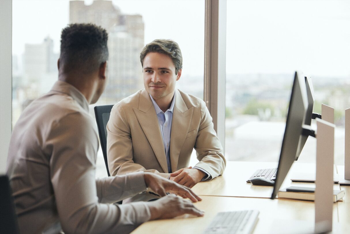 Dois colegas de trabalho a conversar.